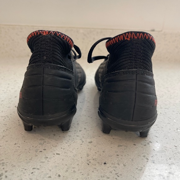 Boys Adidas Predators Sz 2.5 soccer cleats - Picture 4 of 6